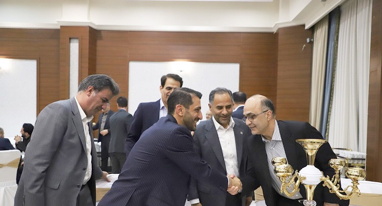 قدردانی وزیر اقتصاد از بانک ملت به عنوان نهاد مالی برتر در همایش برترینهای بورس کالا قدردانی وزیر اقتصاد از بانک ملت به عنوان نهاد مالی برتر در همایش برترینهای بورس کالا