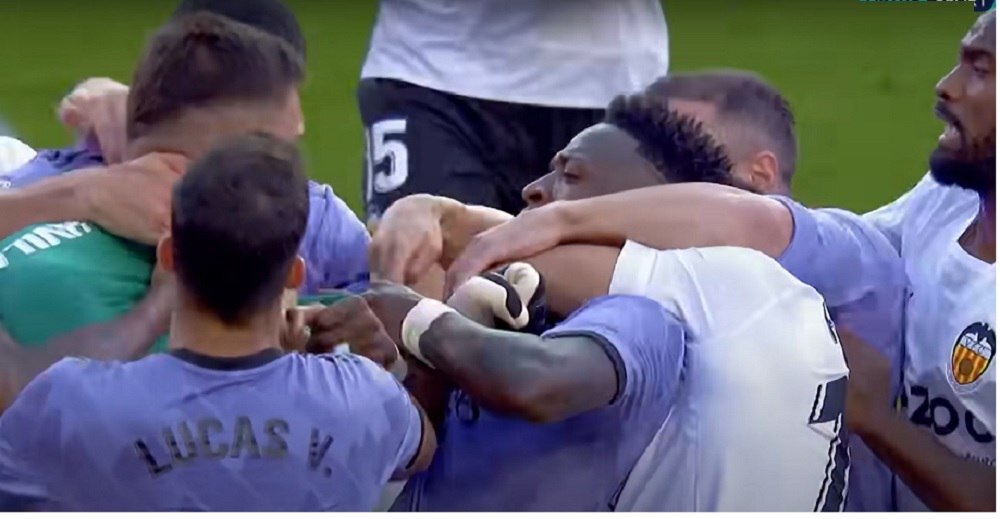 یک دنیا حامی و همراه با وینیسیوس جونیور؛ لالیگا جای رونالدو، رونالدینیو و مسی است نه نژادپرستی! یک دنیا حامی و همراه با وینیسیوس جونیور؛ لالیگا جای رونالدو، رونالدینیو و مسی است نه نژادپرستی!