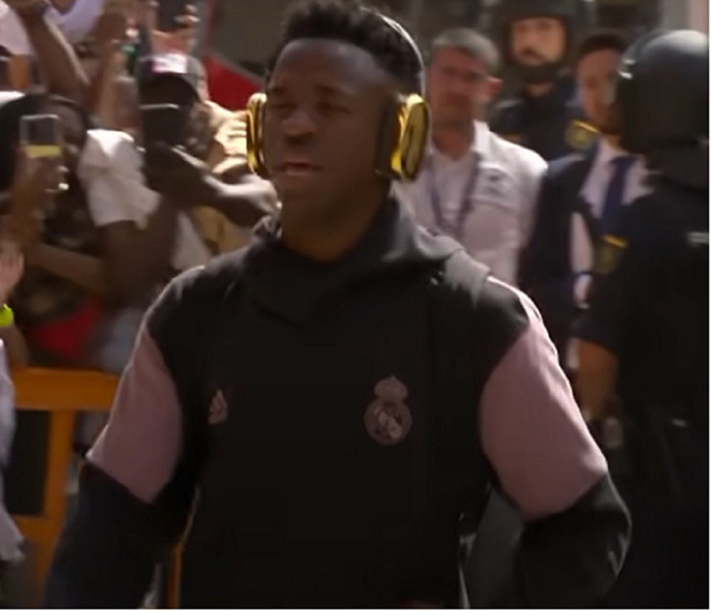 یک دنیا حامی و همراه با وینیسیوس جونیور؛ لالیگا جای رونالدو، رونالدینیو و مسی است نه نژادپرستی! یک دنیا حامی و همراه با وینیسیوس جونیور؛ لالیگا جای رونالدو، رونالدینیو و مسی است نه نژادپرستی!