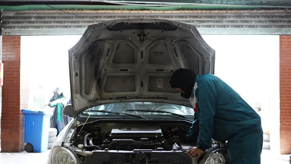 دست‌های ظریف روغنی + فیلم