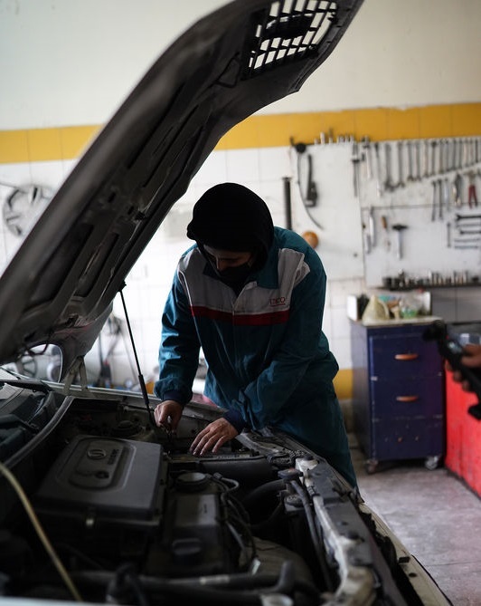 دست‌های ظریف روغنی + فیلم