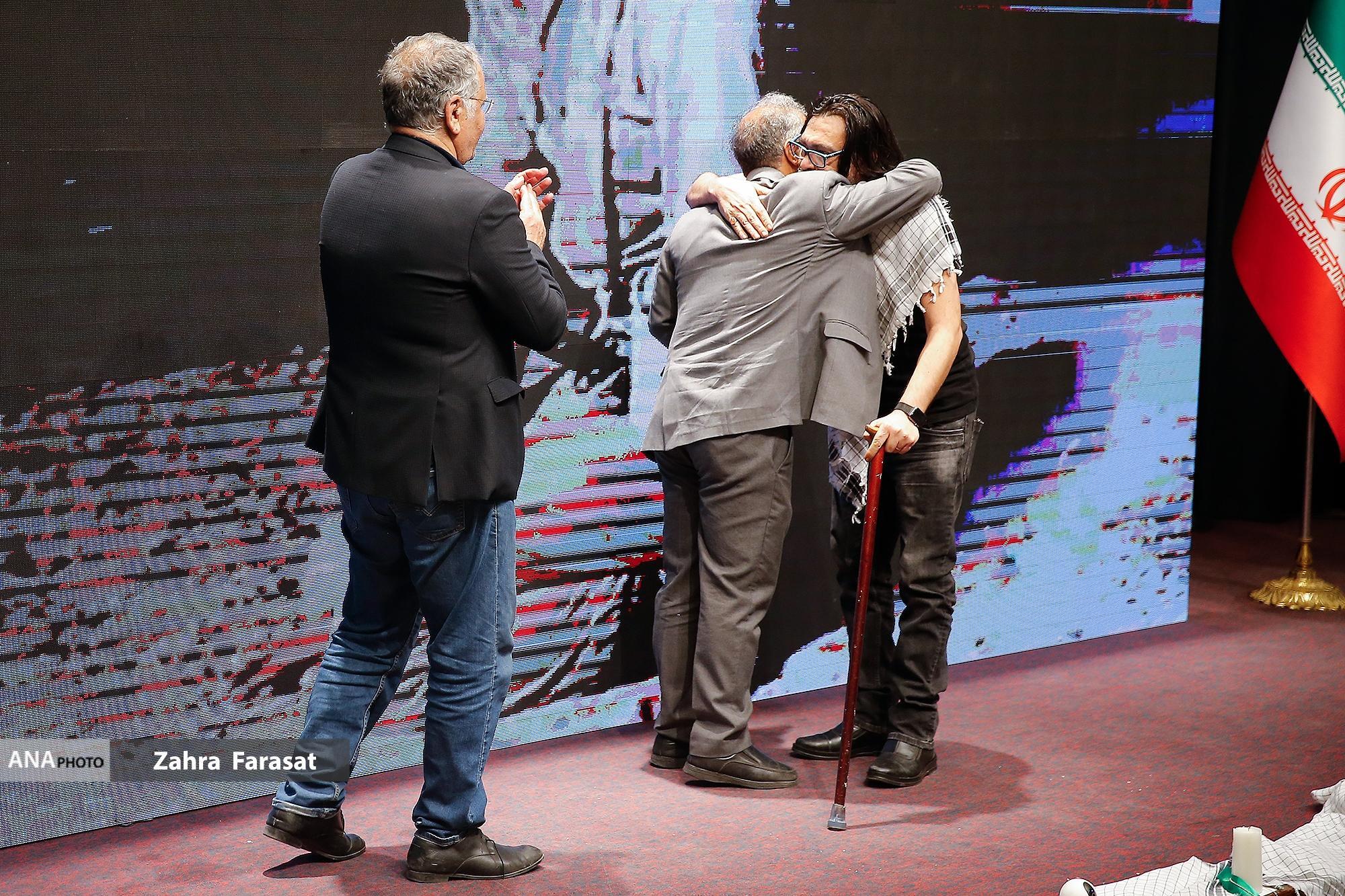 تقدیر از جمشید هاشم پور در گردهمایی سینماگران انقلاب و دفاع مقدس