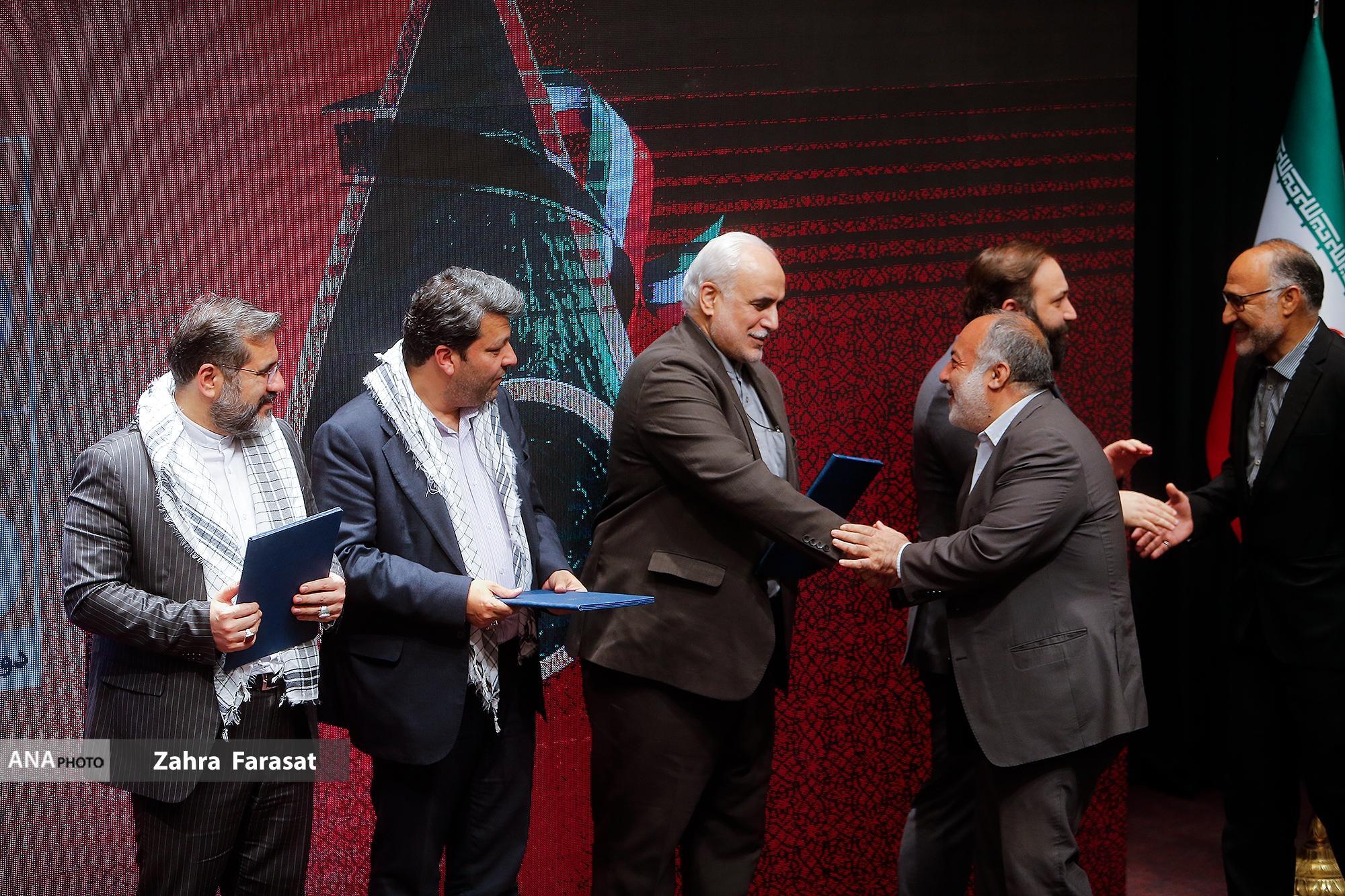 تقدیر از جمشید هاشم پور در گردهمایی سینماگران انقلاب و دفاع مقدس