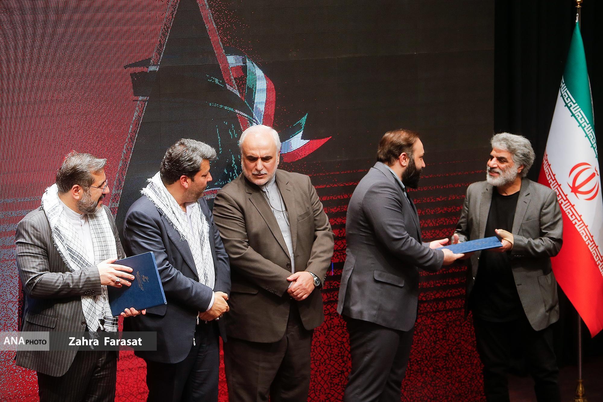 تقدیر از جمشید هاشم پور در گردهمایی سینماگران انقلاب و دفاع مقدس تقدیر از جمشید هاشم پور در گردهمایی سینماگران انقلاب و دفاع مقدس