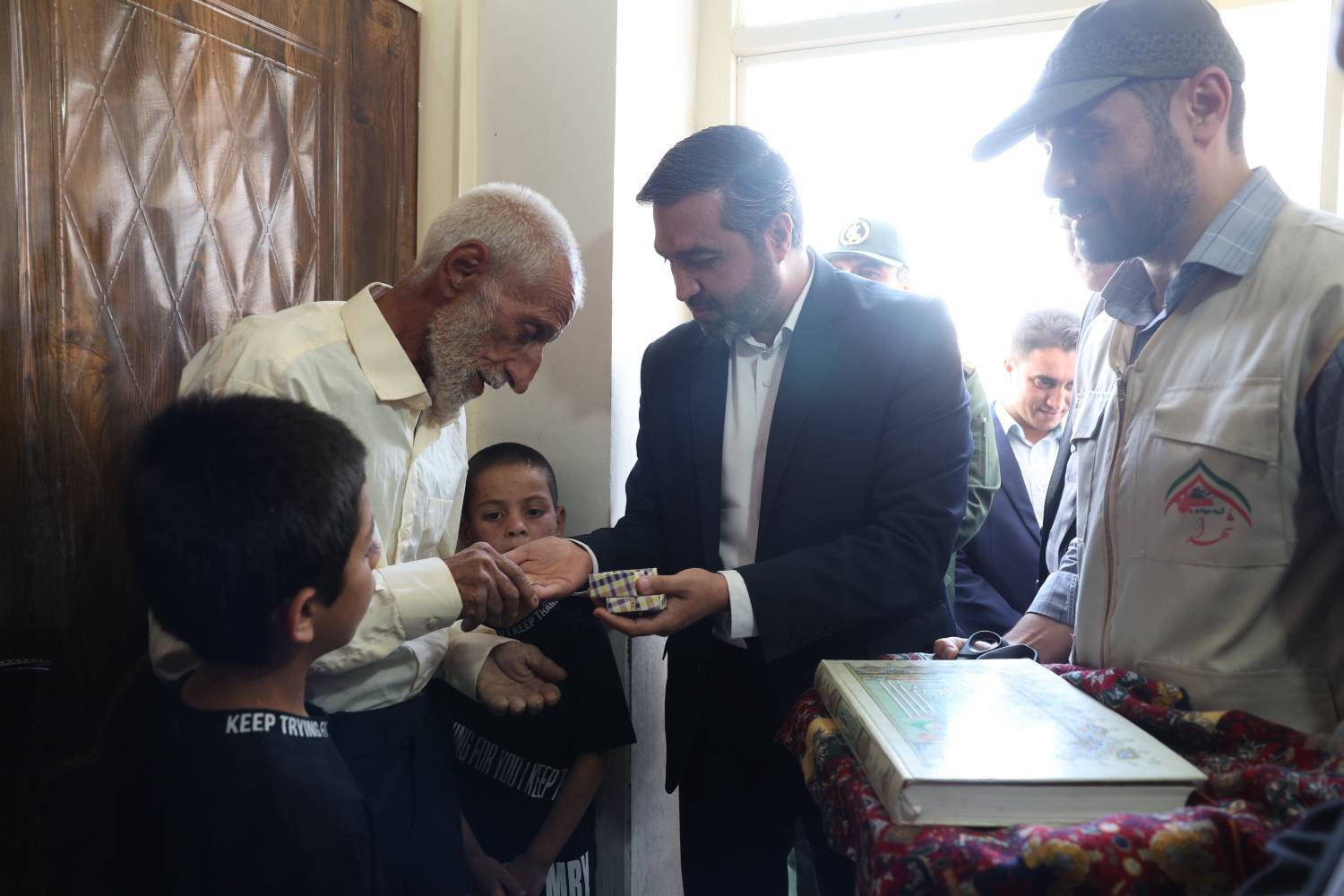 گروه جهادی شهدا آرزوی دو کودک برای خانهدار شدن را برآورده کرد گروه جهادی شهدا آرزوی دو کودک برای خانهدار شدن را برآورده کرد