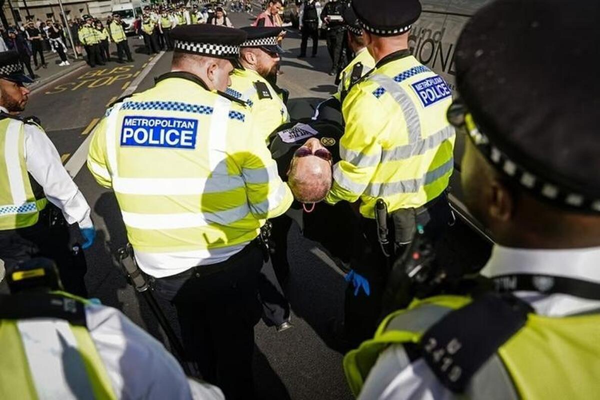 دست پلیس انگلیس برای سرکوب اعتراضات مردمی باز شد