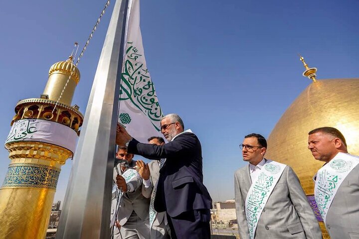 آثار حسن روحالامین روی دیوار حرم حضرت علی(ع) آثار حسن روحالامین روی دیوار حرم حضرت علی(ع)