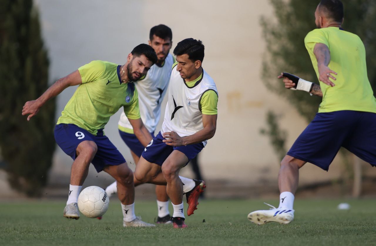 گزارش تمرین استقلال| از اعتراض هواداران به مجری تلویزیون تا دروازهبانی غلامپور+فیلمها گزارش تمرین استقلال| از اعتراض هواداران به مجری تلویزیون تا دروازهبانی غلامپور+فیلمها