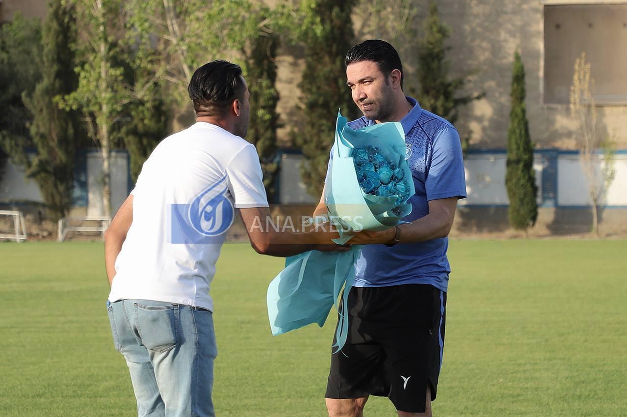 دسته گل 2 میلیون تومانی برای سرمربی استقلال!+تصاویر دسته گل 2 میلیون تومانی برای سرمربی استقلال!+تصاویر