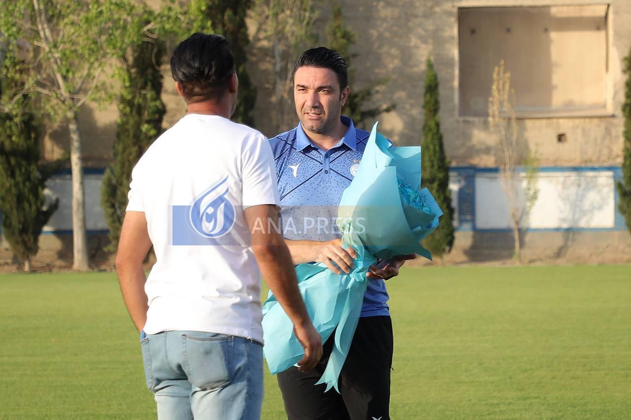 دسته گل 2 میلیون تومانی برای سرمربی استقلال!+تصاویر