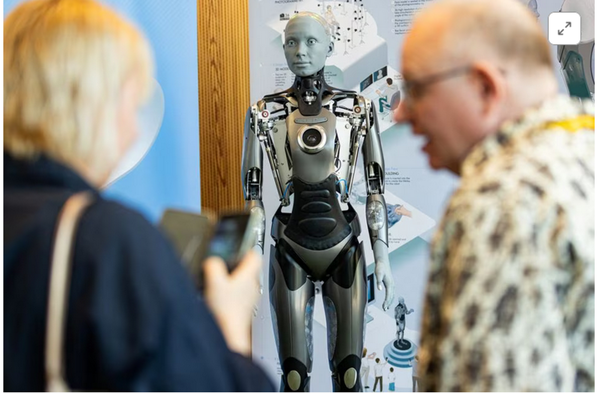 کنفرانس مطبوعاتی ربات‌ها برای پاسخ به سوالات انسان‌ها برگزار شد+ فیلم