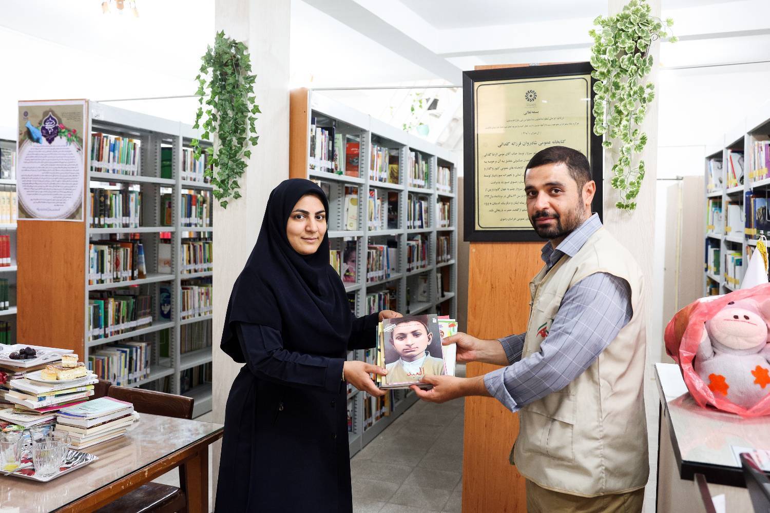 گروه جهادی شهدا ۱۰۰ نسخه کتاب بریل به مناطق محروم کشور اهدا کرد گروه جهادی شهدا ۱۰۰ نسخه کتاب بریل به مناطق محروم کشور اهدا کرد