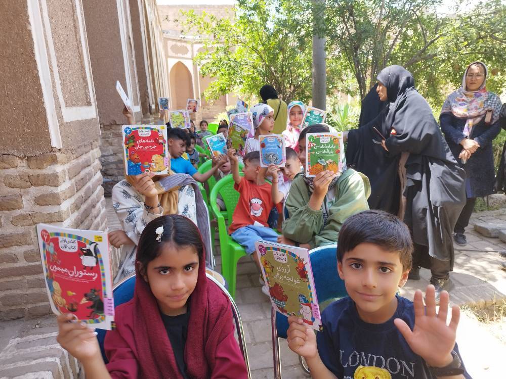 گروه جهادی شهدا ۱۰۰ نسخه کتاب بریل به مناطق محروم کشور اهدا کرد