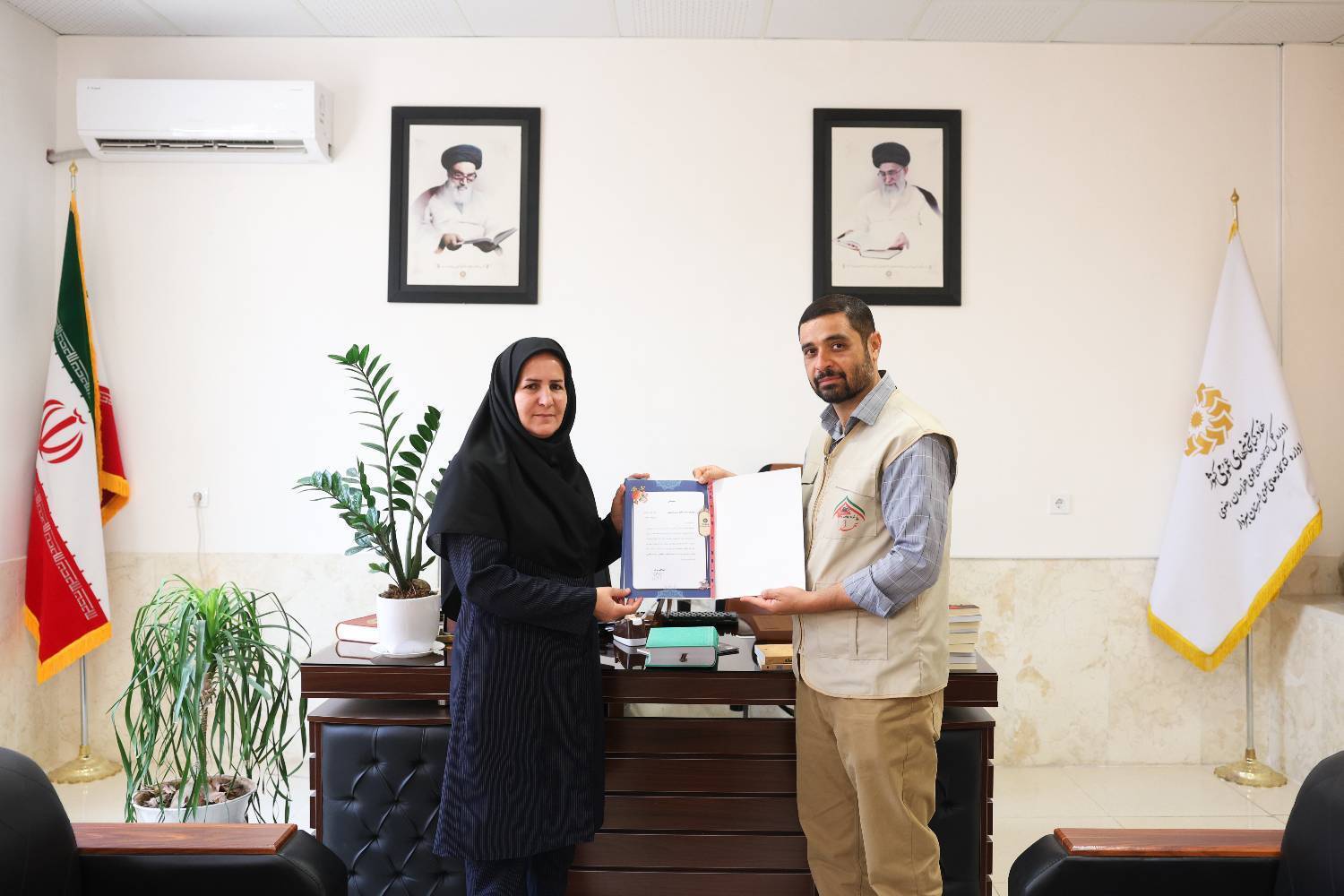 گروه جهادی شهدا 15 کتاب بریل به کتابخانه‌های شرق کشور اهدا کرد+ فیلم