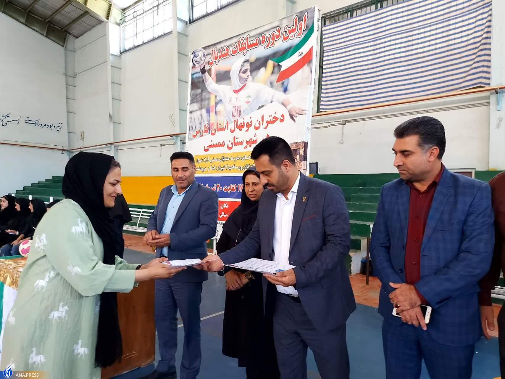 تیم کازرون «الف» قهرمان مسابقات هندبال دختران نونهال استان فارس شد تیم کازرون «الف» قهرمان مسابقات هندبال دختران نونهال استان فارس شد