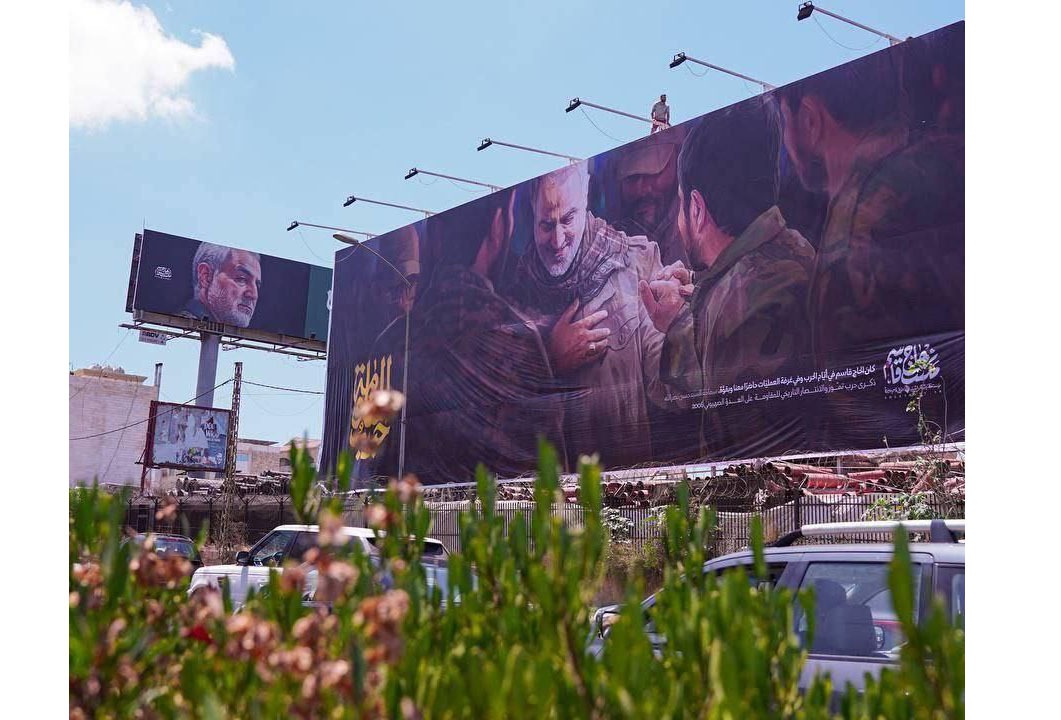 دیوارنگاره جدید حاج قاسم در مسیر فرودگاه بیروت دیوارنگاره جدید حاج قاسم در مسیر فرودگاه بیروت