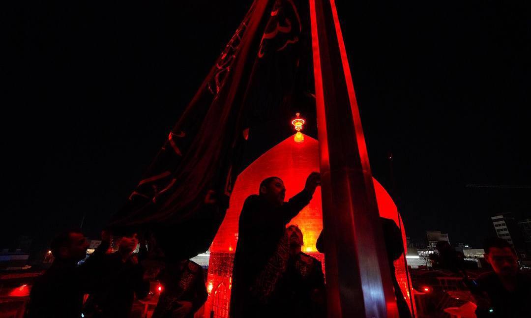 چراغهای حرم امام علی (ع) به رنگ خون درآمد+ عکس و فیلم چراغهای حرم امام علی (ع) به رنگ خون درآمد+ عکس و فیلم