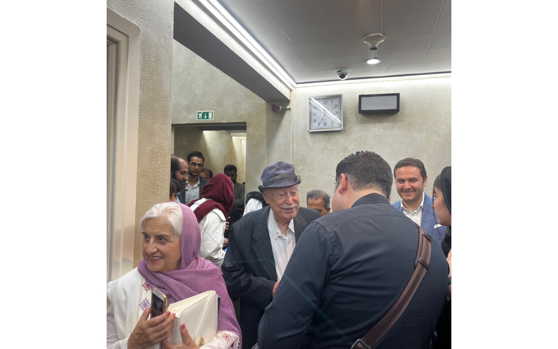 فرهاد فخرالدینی به تماشای اجرای ارکستر ملی ایران نشست فرهاد فخرالدینی به تماشای اجرای ارکستر ملی ایران نشست