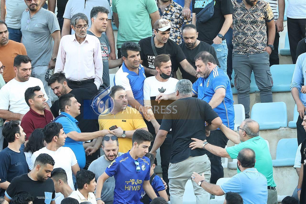 تصاویر زشت از اولین تمرین استقلال روی سکوها تصاویر زشت از اولین تمرین استقلال روی سکوها