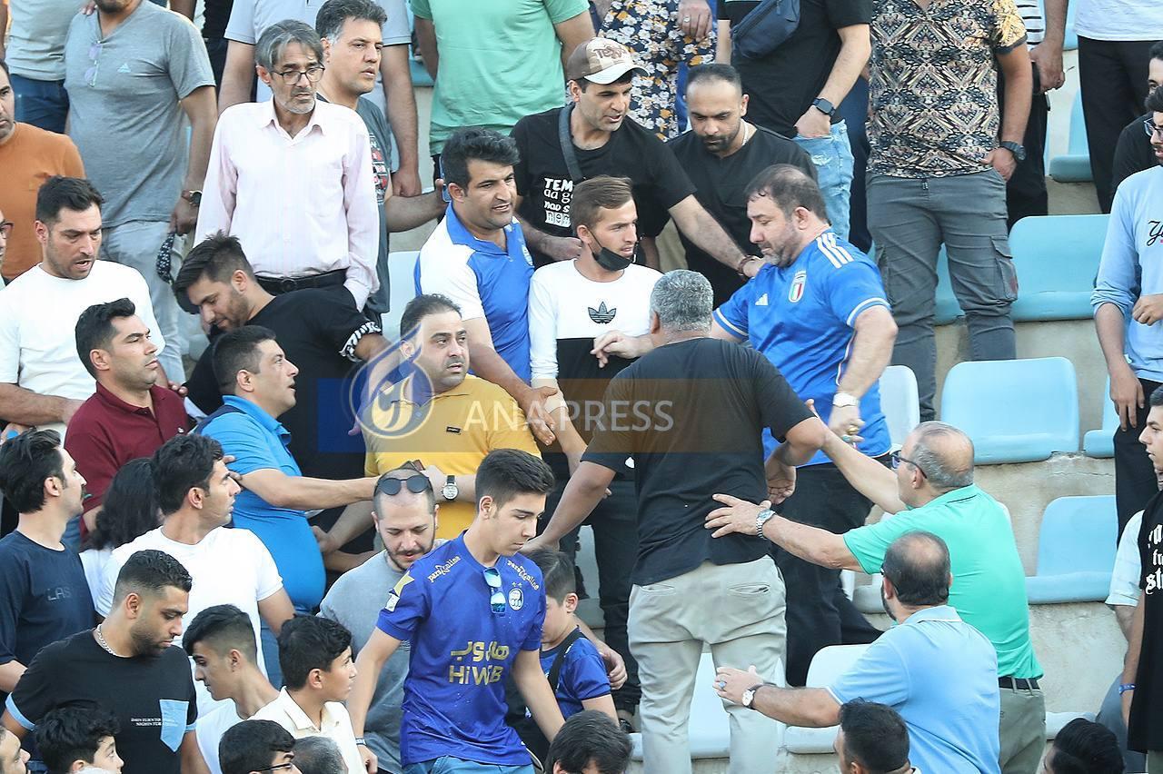 تصاویر زشت از اولین تمرین استقلال روی سکوها تصاویر زشت از اولین تمرین استقلال روی سکوها