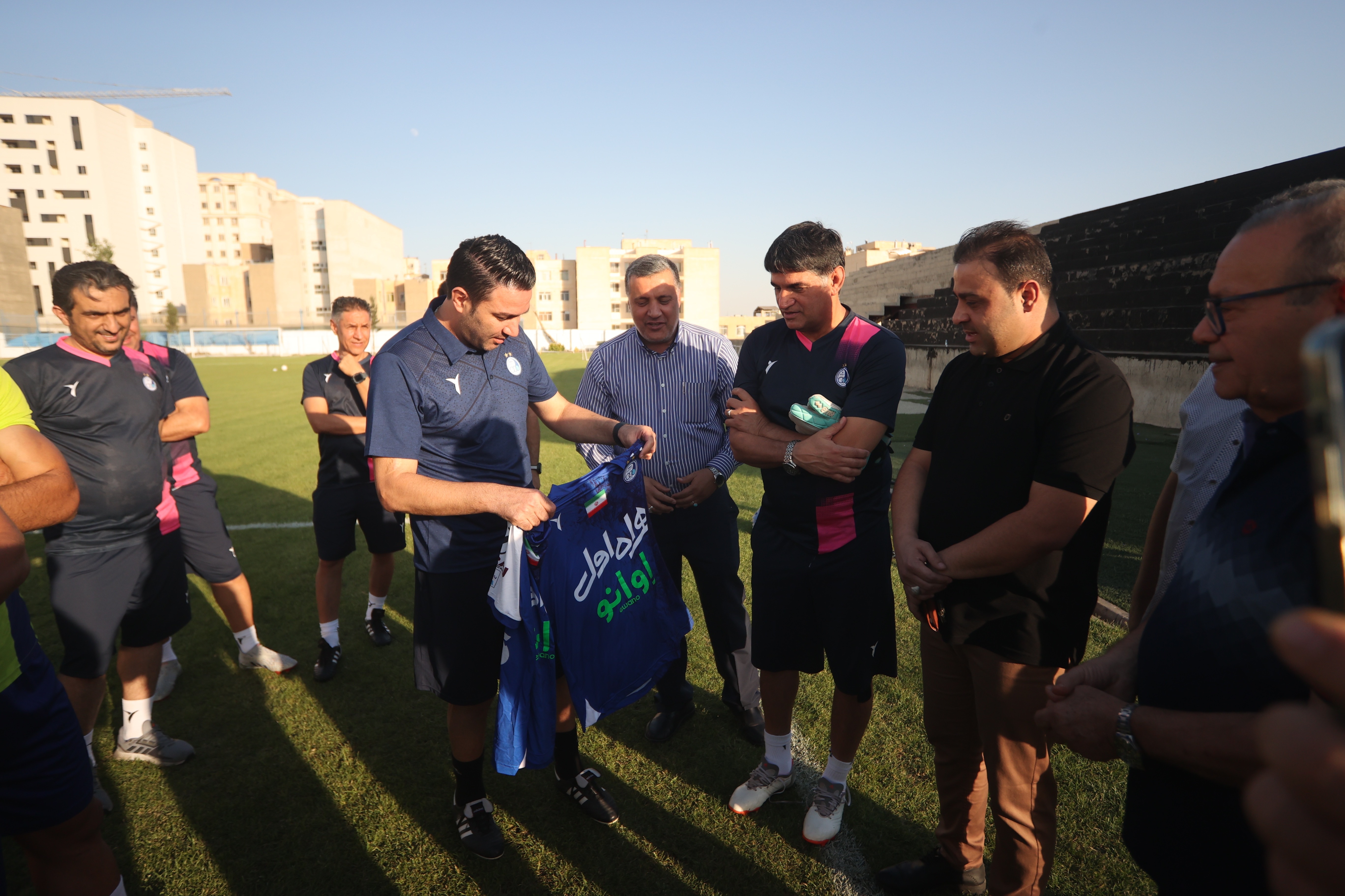 دلجویی جواد نکونام از دو هوادار مضروب در تمرین استقلال + عکس