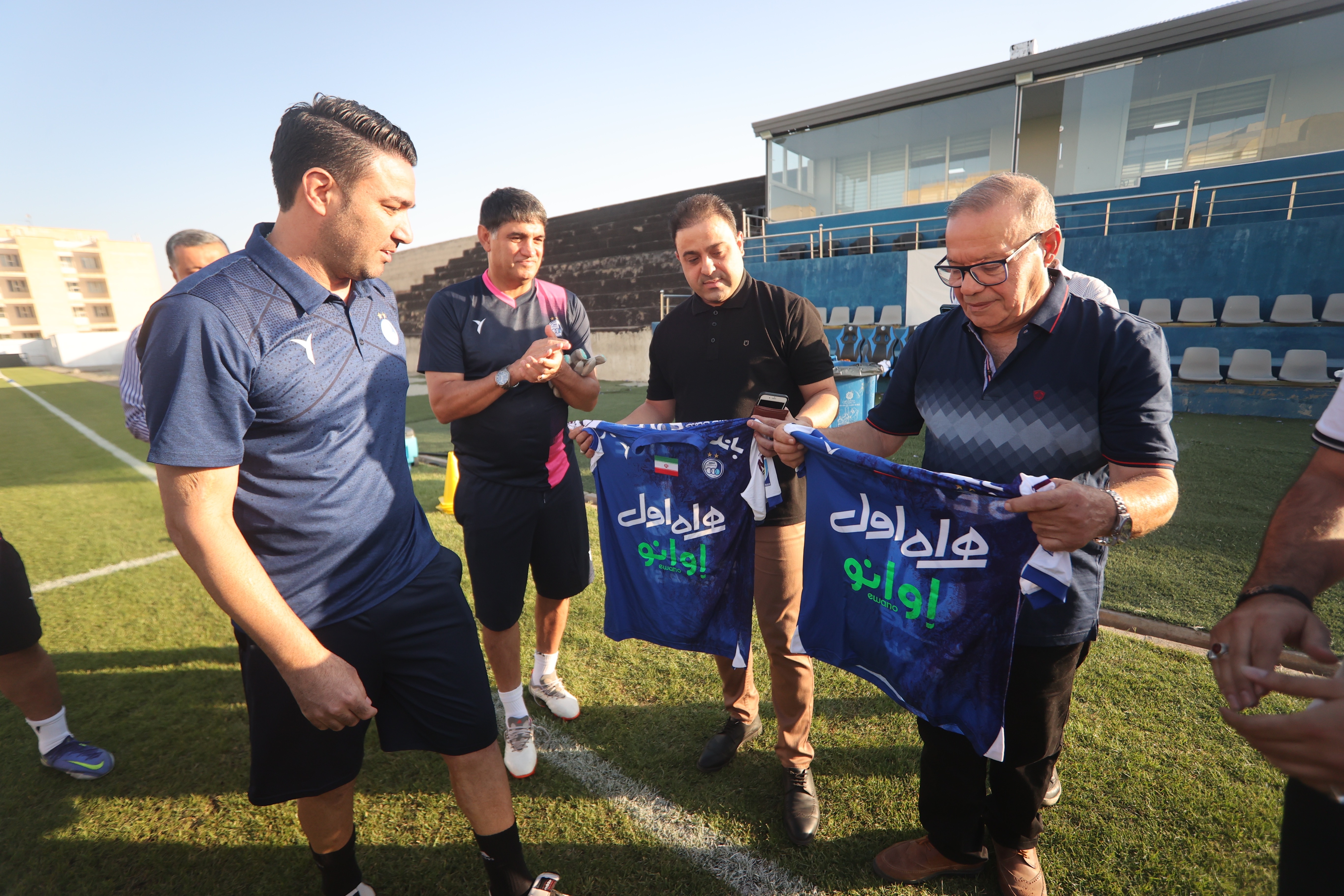 دلجویی جواد نکونام از دو هوادار مضروب در تمرین استقلال + عکس