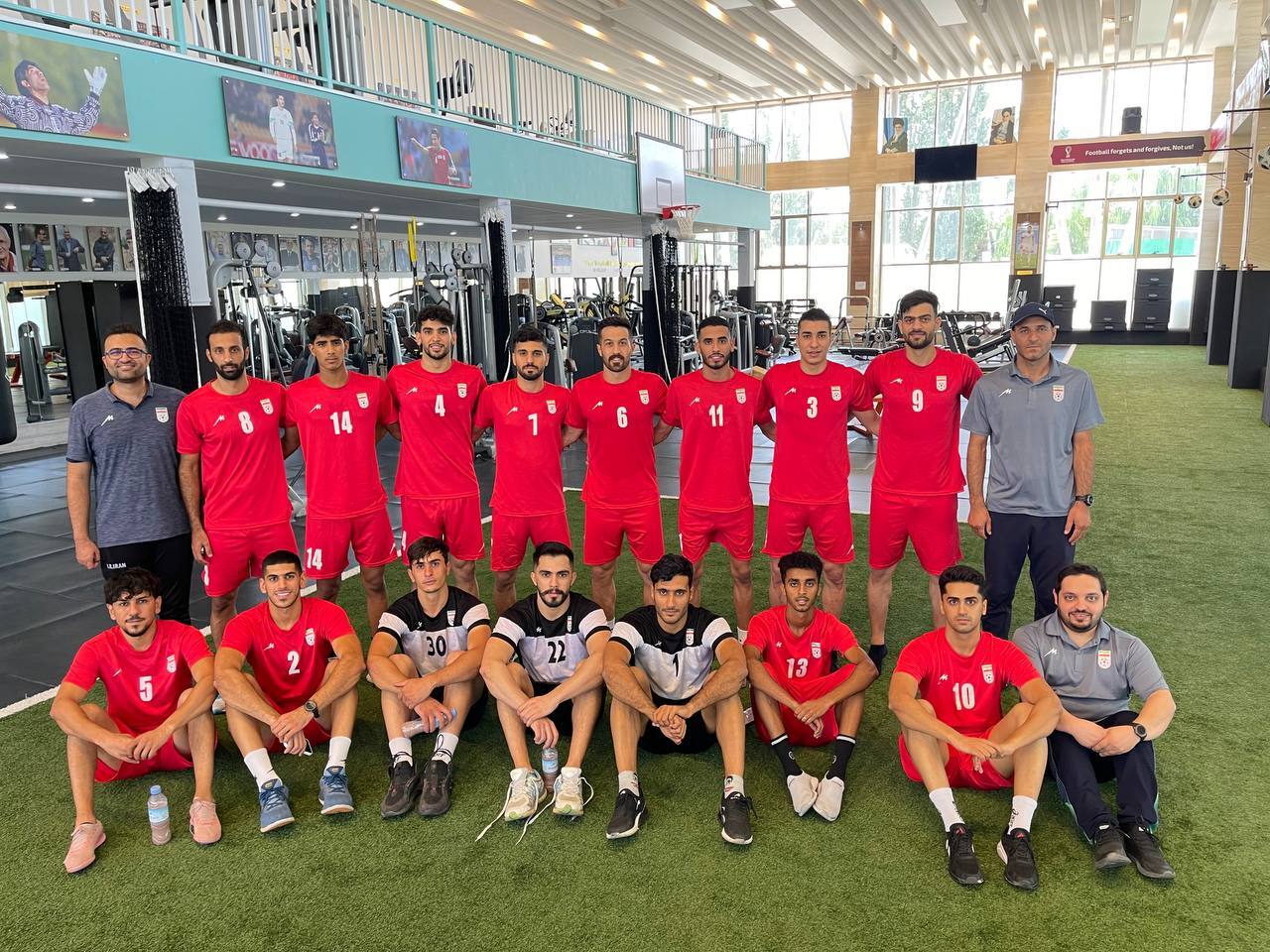 تمرین تیم ملی فوتبال ساحلی در حضور شهردار تهران و رئیس فدراسیون