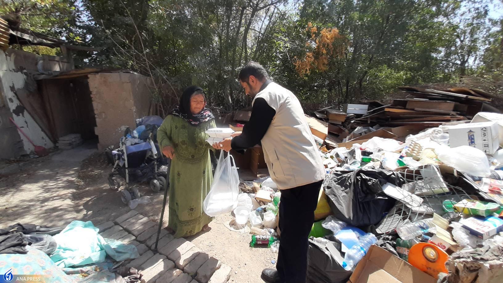 پخت و توزیع ۷۰۰ پرس غذا در مناطق محروم جنوب تهران+ فیلم