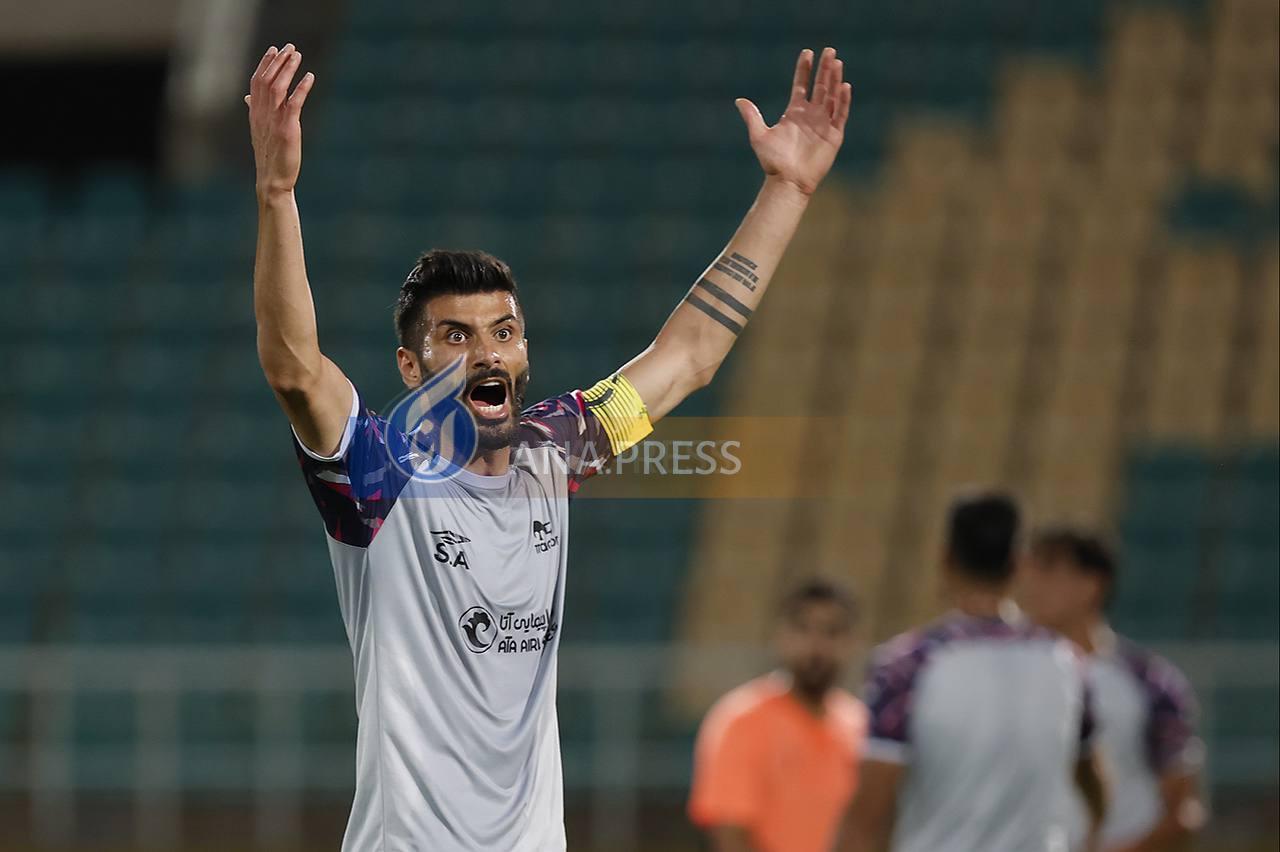 آقایی در تراکتور ماندنی شد/ رونمایی از کاپیتان جدید پرشورها+ تصاویر آقایی در تراکتور ماندنی شد/ رونمایی از کاپیتان جدید پرشورها+ تصاویر