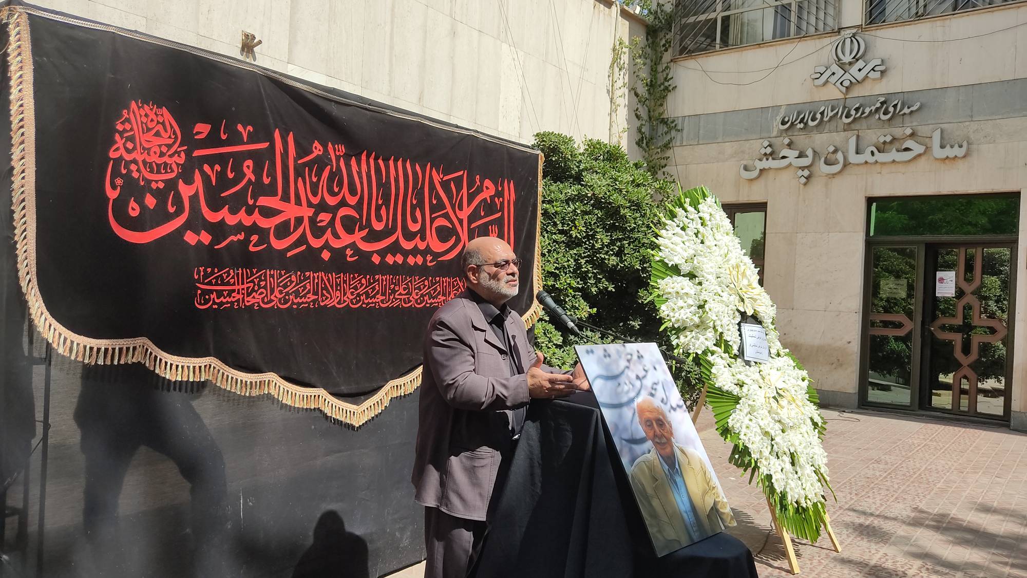 آیین تشییع حمید منوچهری برگزار شد/ هنرمندی که نام مولا علی (ع) از لبش جدا نمیشد+عکس آیین تشییع حمید منوچهری برگزار شد/ هنرمندی که نام مولا علی (ع) از لبش جدا نمیشد+عکس