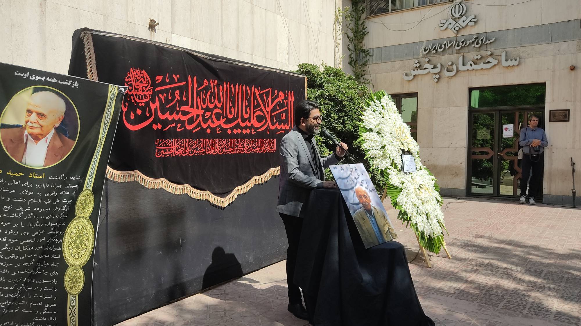 آیین تشییع حمید منوچهری برگزار شد/ هنرمندی که نام مولا علی (ع) از لبش جدا نمیشد+عکس آیین تشییع حمید منوچهری برگزار شد/ هنرمندی که نام مولا علی (ع) از لبش جدا نمیشد+عکس