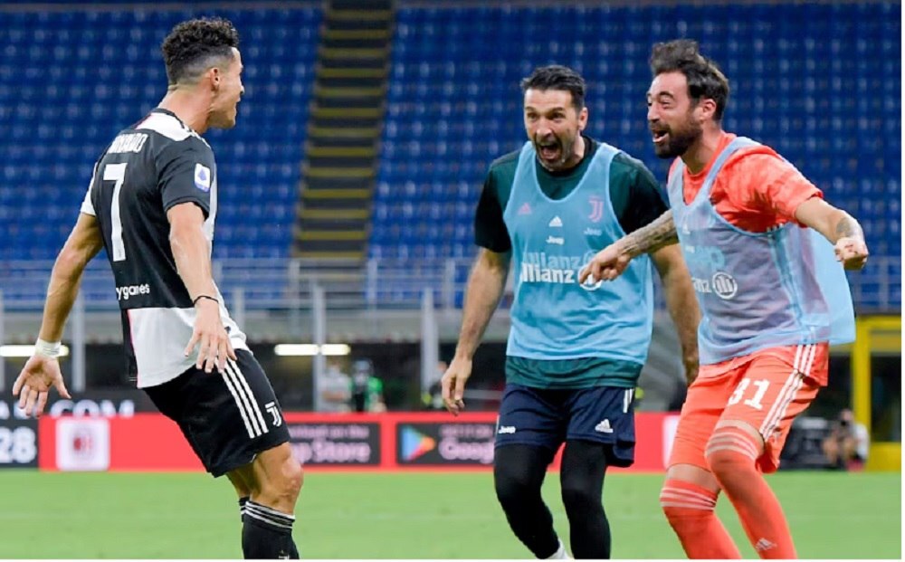 ۲۸ سال درخششِ افسانهای نماد ایتالیا/بوفون، اسطورهای که به «عاشقی در فوتبال» معنا بخشید + تصاویر ۲۸ سال درخششِ افسانهای نماد ایتالیا/بوفون، اسطورهای که به «عاشقی در فوتبال» معنا بخشید + تصاویر