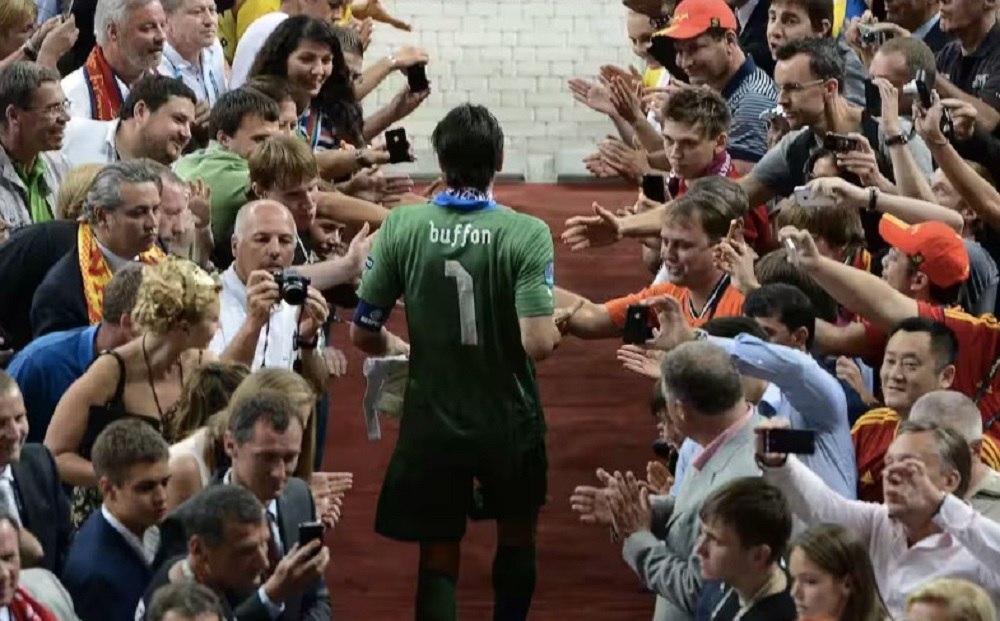 ۲۸ سال درخششِ افسانهای نماد ایتالیا/بوفون، اسطورهای که به «عاشقی در فوتبال» معنا بخشید + تصاویر ۲۸ سال درخششِ افسانهای نماد ایتالیا/بوفون، اسطورهای که به «عاشقی در فوتبال» معنا بخشید + تصاویر