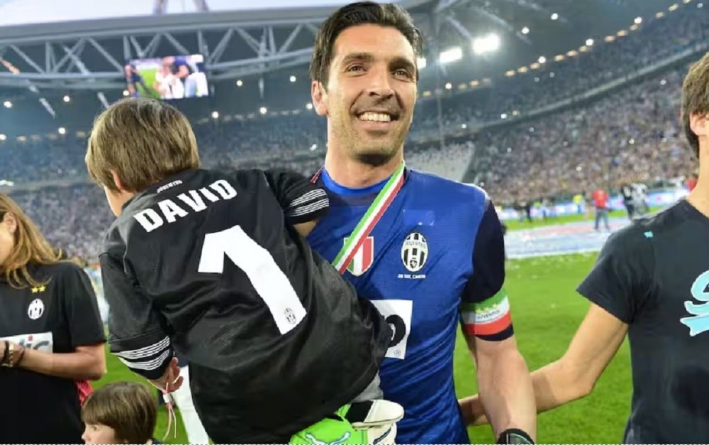 ۲۸ سال درخششِ افسانهای نماد ایتالیا/بوفون، اسطورهای که به «عاشقی در فوتبال» معنا بخشید + تصاویر ۲۸ سال درخششِ افسانهای نماد ایتالیا/بوفون، اسطورهای که به «عاشقی در فوتبال» معنا بخشید + تصاویر