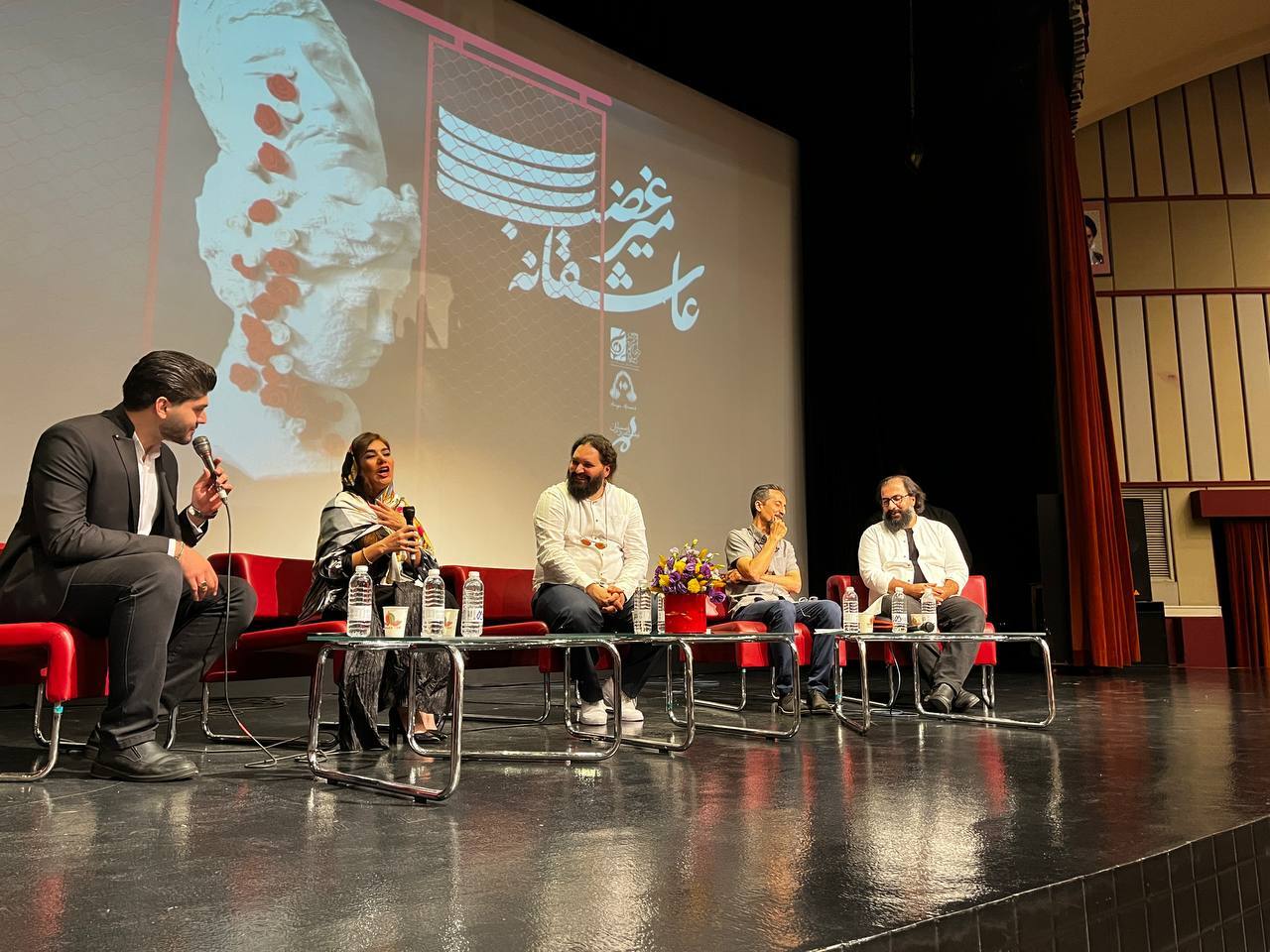 وقتی تئاتریها صدای یک عاشقانه میشوند وقتی تئاتریها صدای یک عاشقانه میشوند