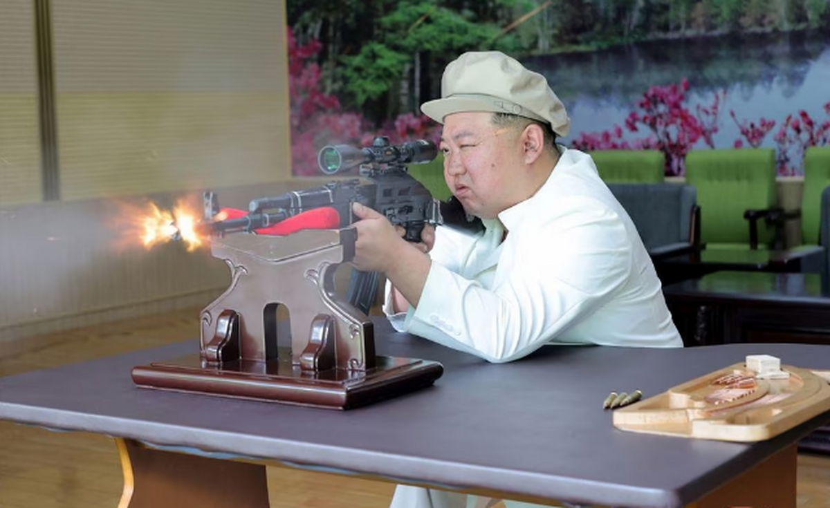 بازدید رهبر کره شمالی از کارخانه‌های اسلحه سازی  تاکید بر افزایش ظرفیت تولید