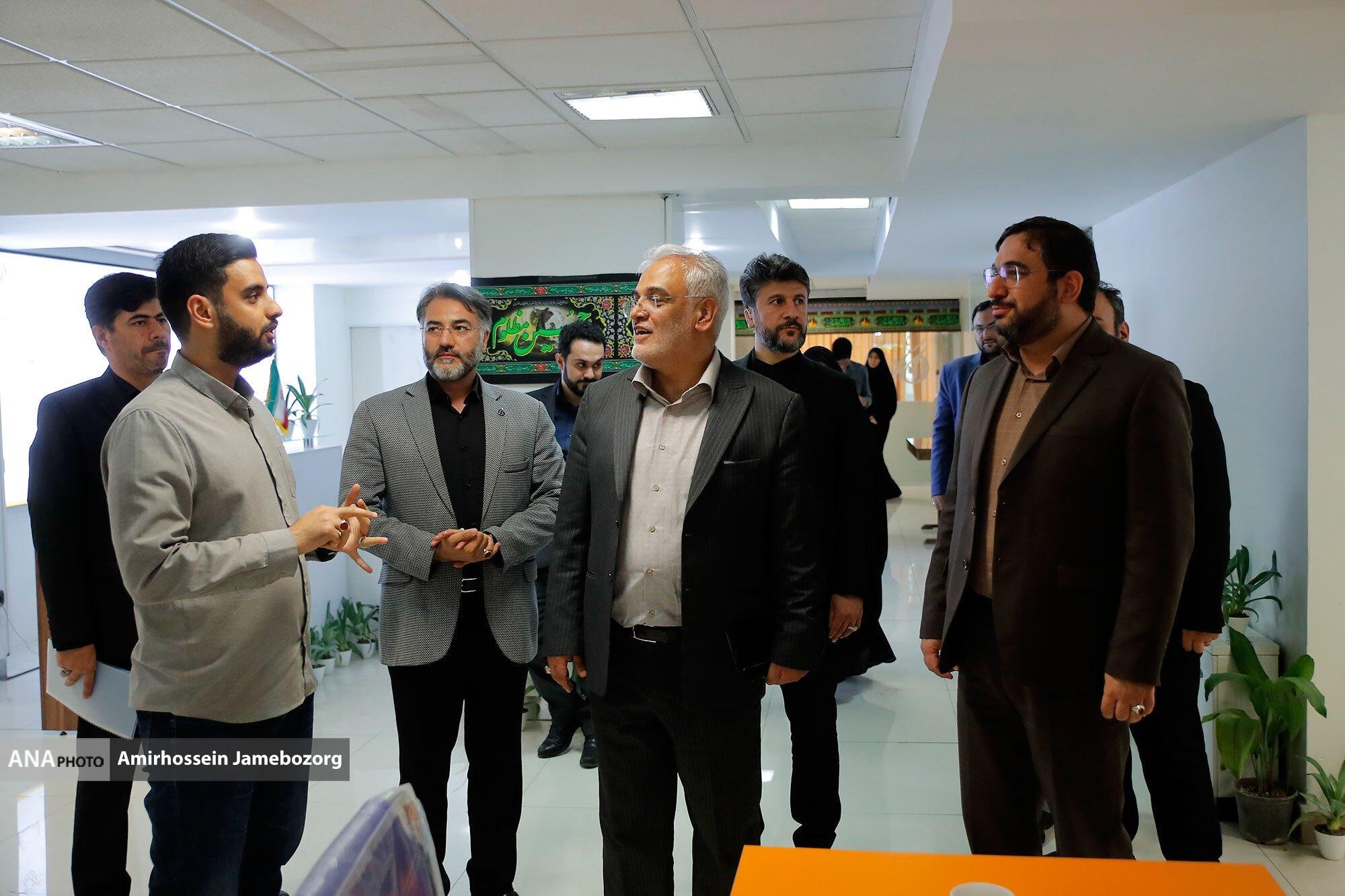 بازدید رئیس دانشگاه آزاد اسلامی از خانه خلاق هومیآنا بازدید رئیس دانشگاه آزاد اسلامی از خانه خلاق هومیآنا