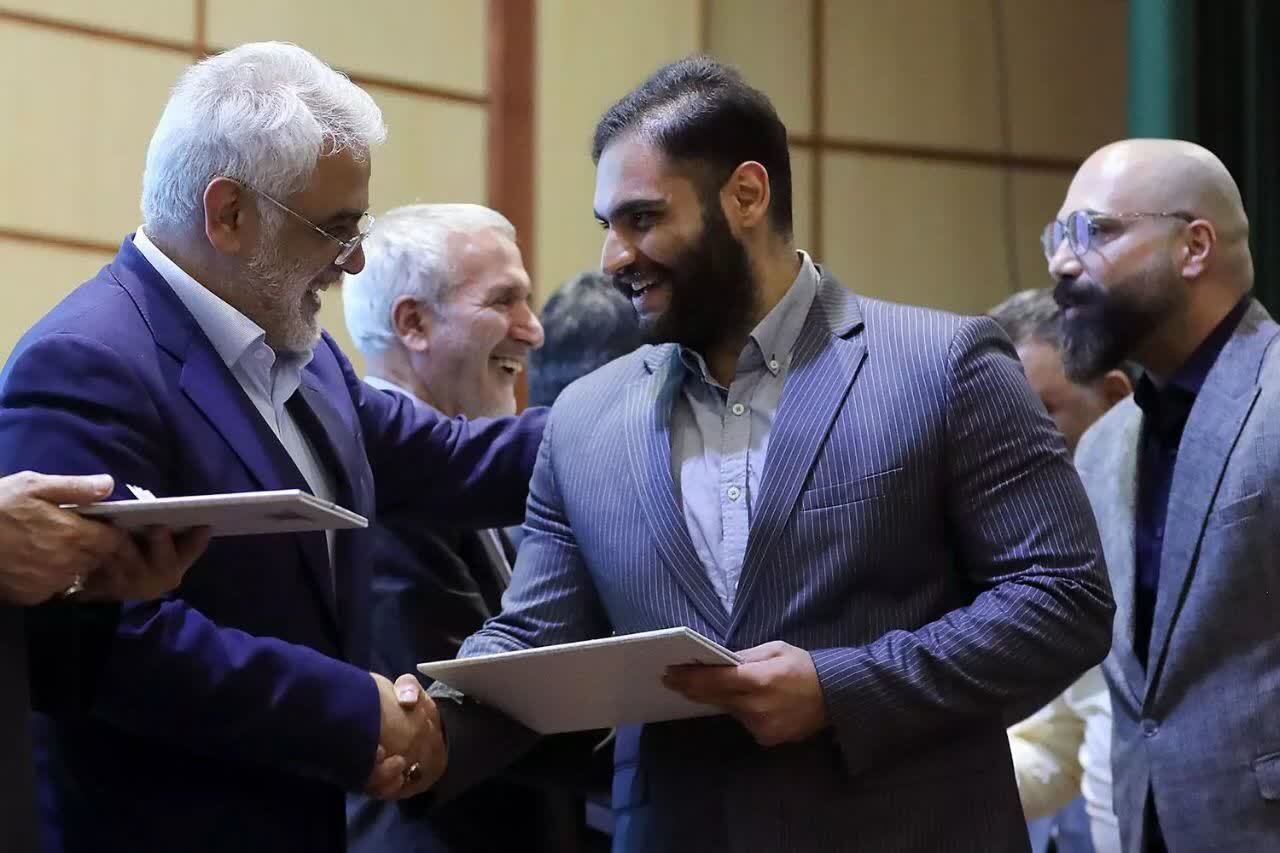 ظهور نظریههای جدید از دل کرسیهای آزاداندیشی با چراغ سبز «نقد» و «یقین ناتمام» ظهور نظریههای جدید از دل کرسیهای آزاداندیشی با چراغ سبز «نقد» و «یقین ناتمام»