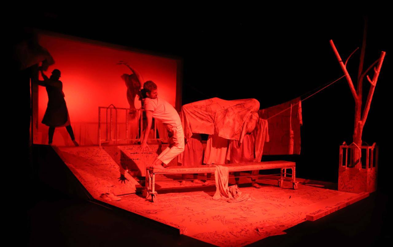 یک کارگردان تئاتر: عروسک نماد کودک درون در نمایش «ساپو» است یک کارگردان تئاتر: عروسک نماد کودک درون در نمایش «ساپو» است