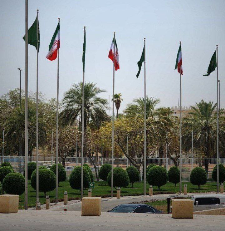 وزیر خارجه کشورمان وارد ریاض شد / اهتزاز پرچم جمهوری اسلامی ایران در عربستان
