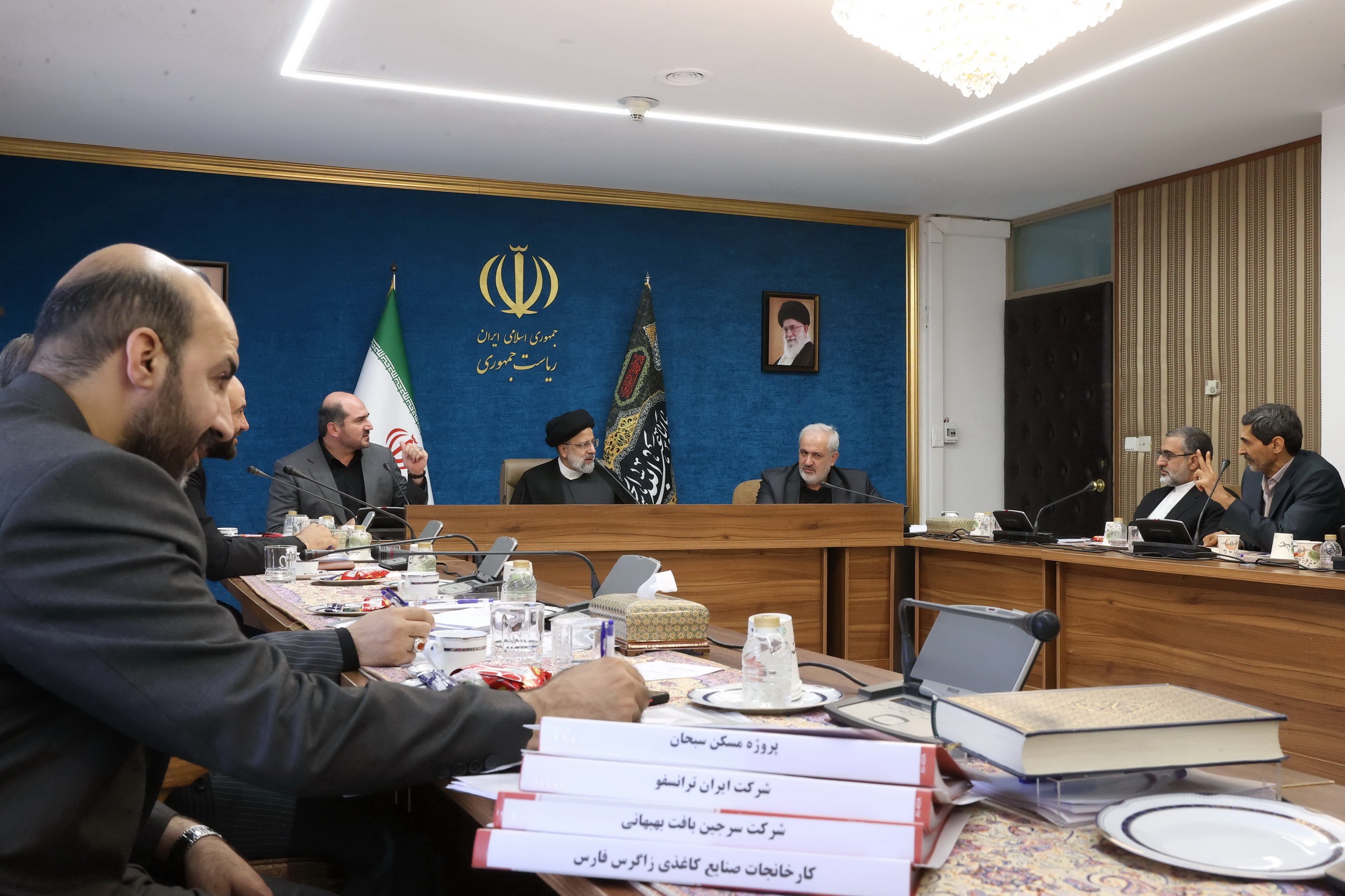 رئیسی: یکی از ملزومات حل مسائل کشور اکتفا نکردن به بیان مشکل و مواجه میدانی برای حل آنهاست رئیسی: یکی از ملزومات حل مسائل کشور اکتفا نکردن به بیان مشکل و مواجه میدانی برای حل آنهاست