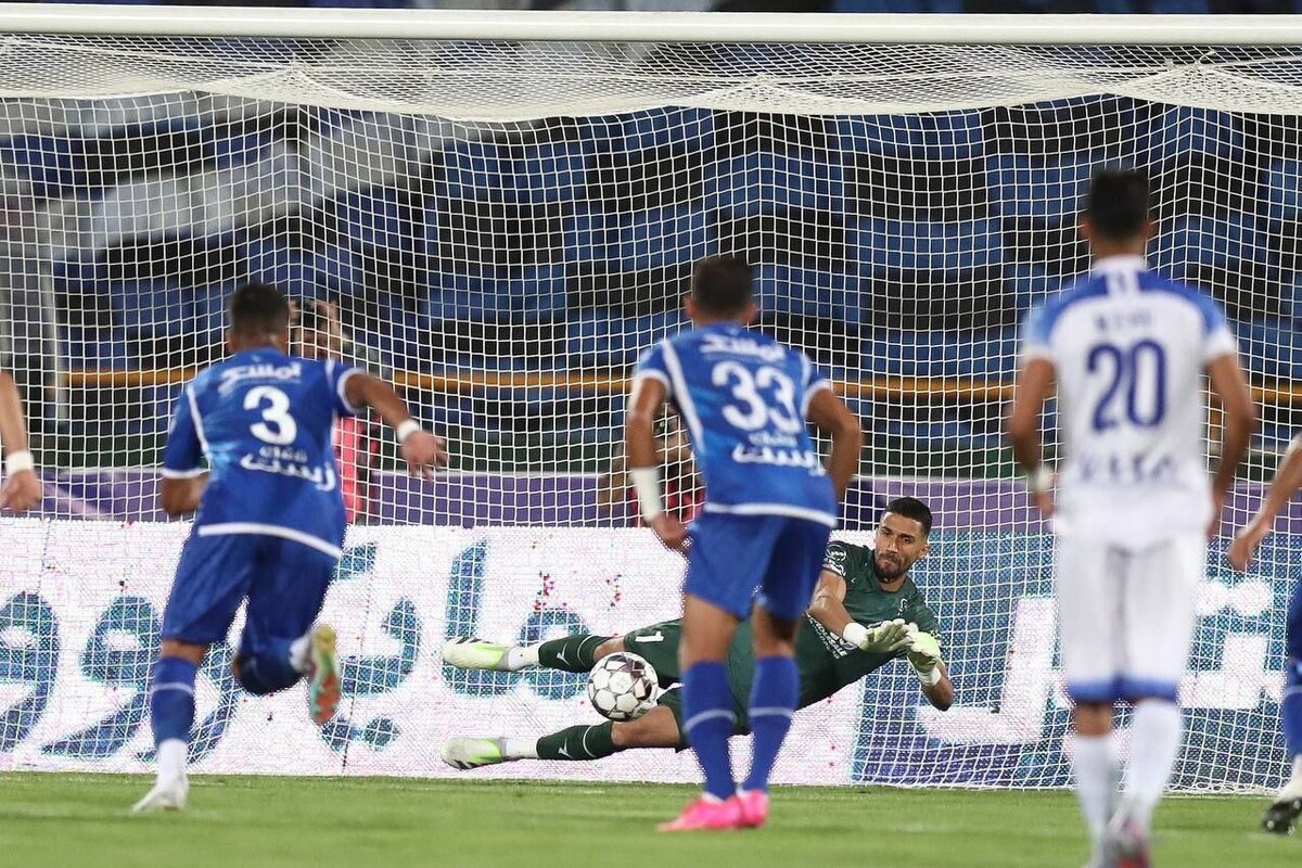 تساوی استقلال مقابل ملوان در پایان نیمه اول  حسینی پنالتی گرفت