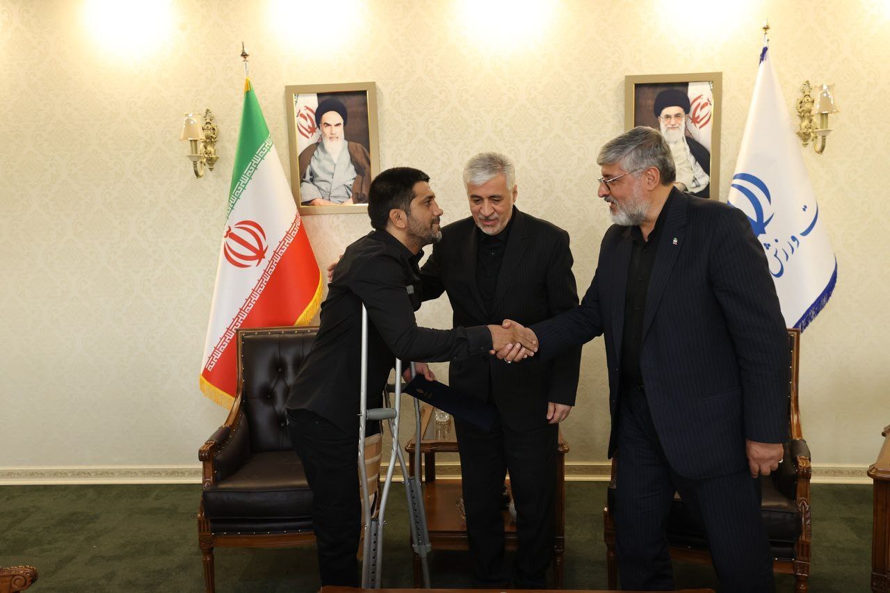 اهدای حکم رییس فدراسیون کشتی توسط وزیر ورزش و جوانان+ عکس اهدای حکم رییس فدراسیون کشتی توسط وزیر ورزش و جوانان+ عکس