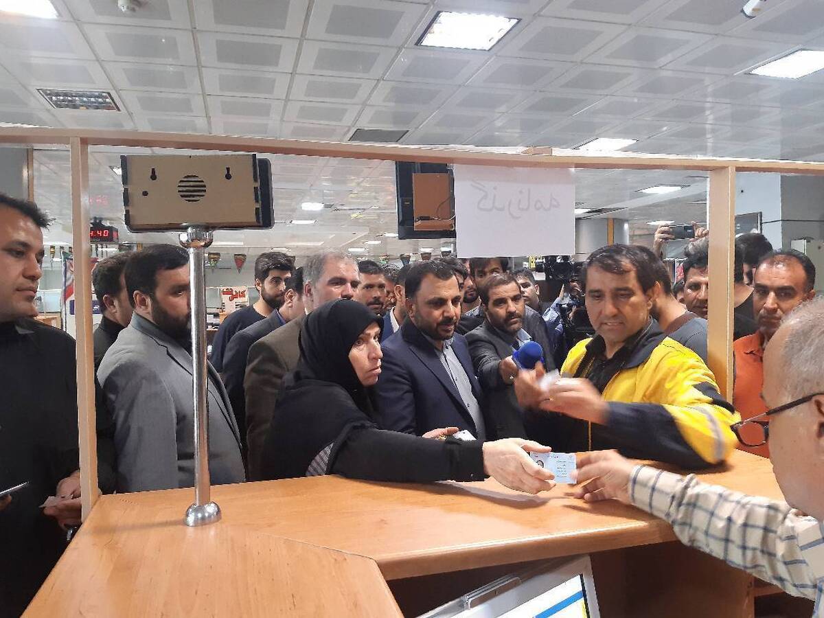 بازدید سرزده وزیر ارتباطات از روند توزیع گذرنامه‌های زیارتی