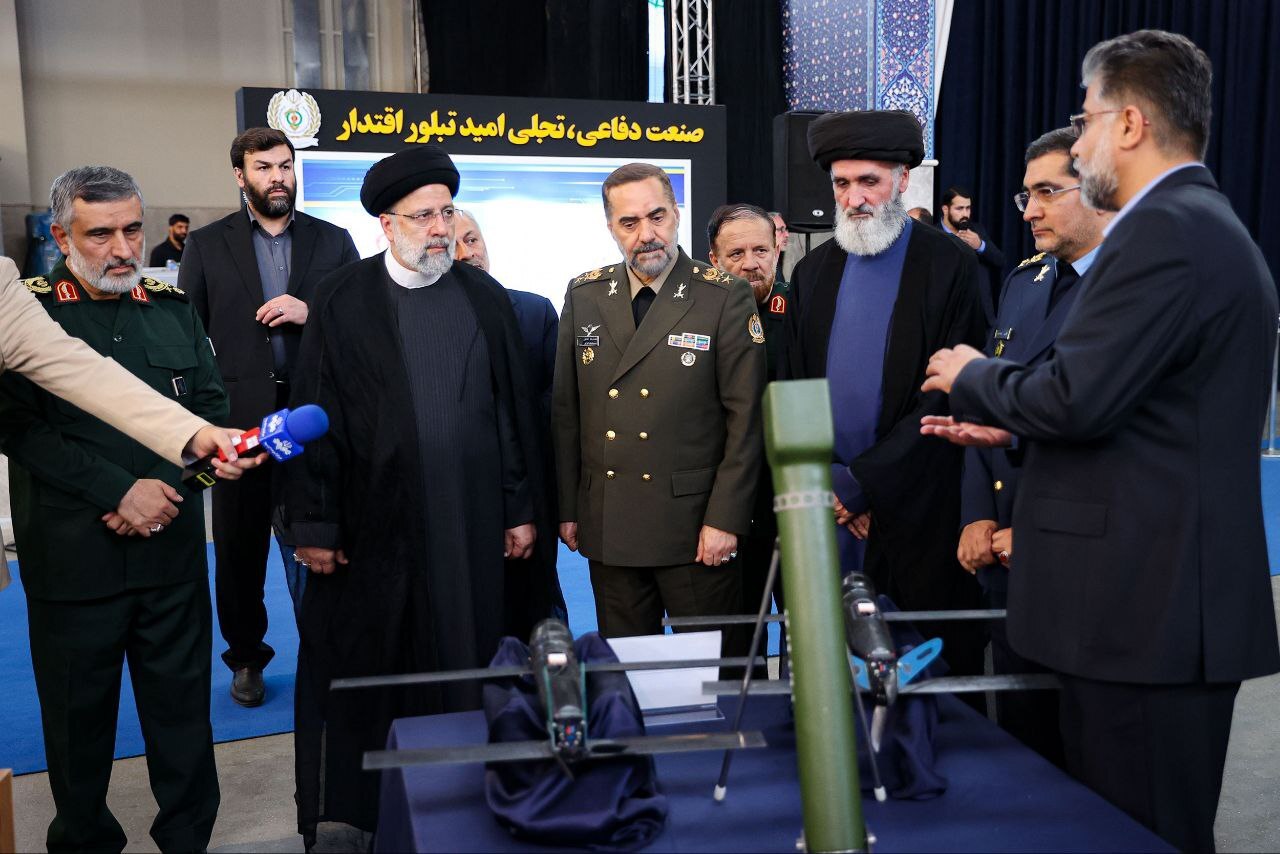 بازدید یکونیم ساعته رئیسجمهور از نمایشگاه آخرین دستاوردهای فناورانه وزارت دفاع بازدید یکونیم ساعته رئیسجمهور از نمایشگاه آخرین دستاوردهای فناورانه وزارت دفاع