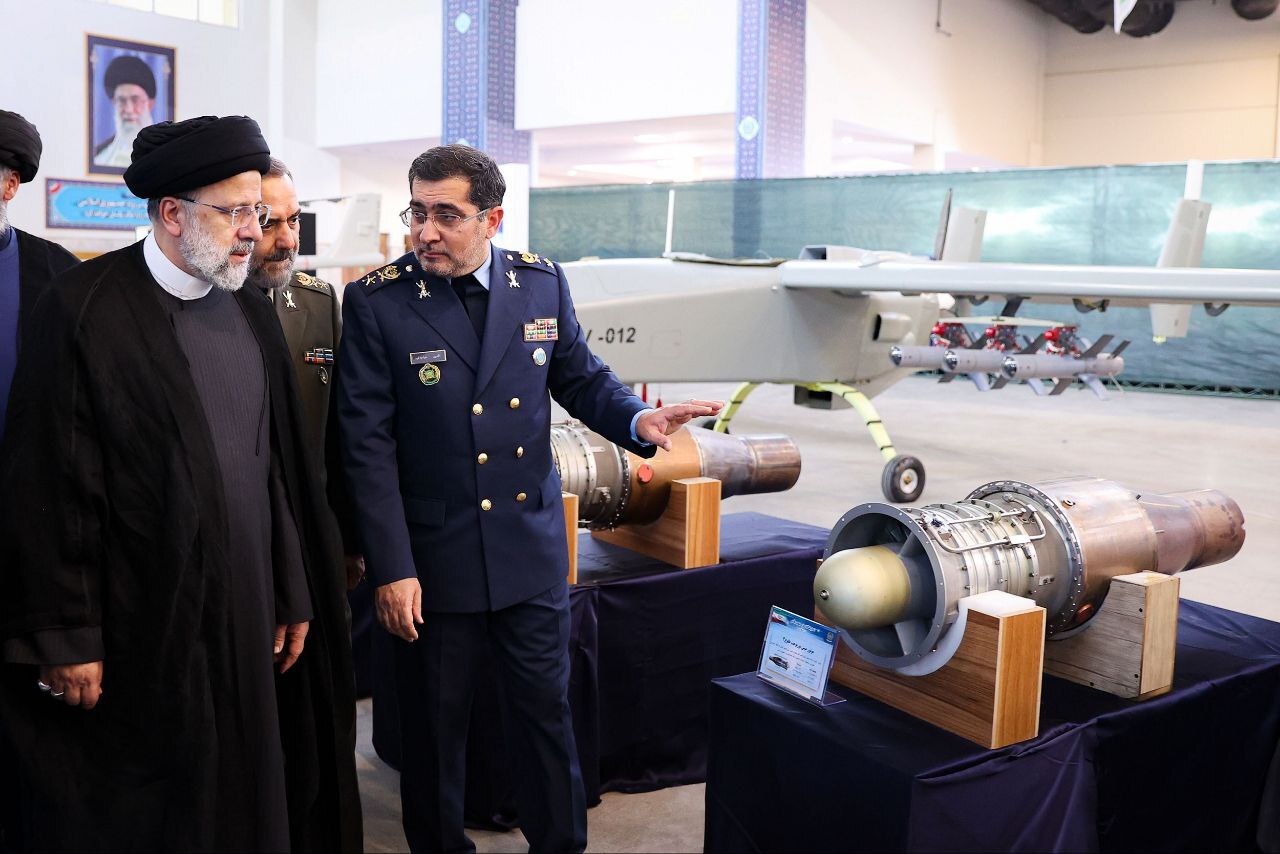 بازدید یک‌ونیم ساعته رئیس‌جمهور از نمایشگاه آخرین دستاوردهای فناورانه وزارت دفاع