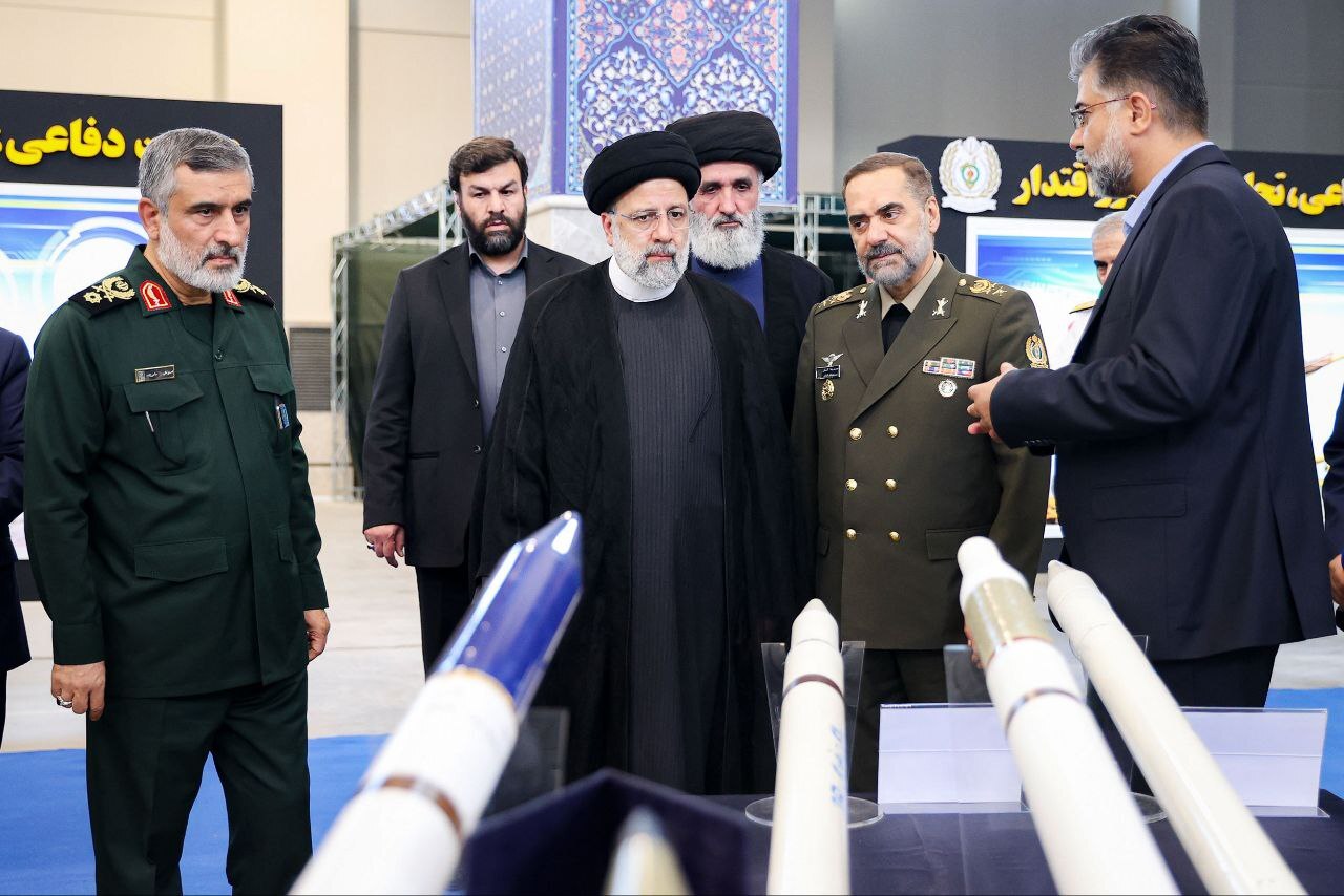 بازدید یک‌ونیم ساعته رئیس‌جمهور از نمایشگاه آخرین دستاوردهای فناورانه وزارت دفاع