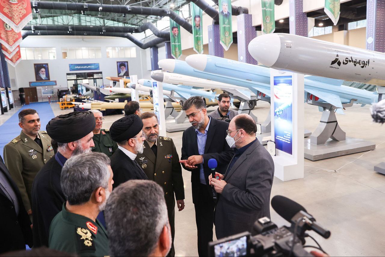 بازدید یک‌ونیم ساعته رئیس‌جمهور از نمایشگاه آخرین دستاوردهای فناورانه وزارت دفاع