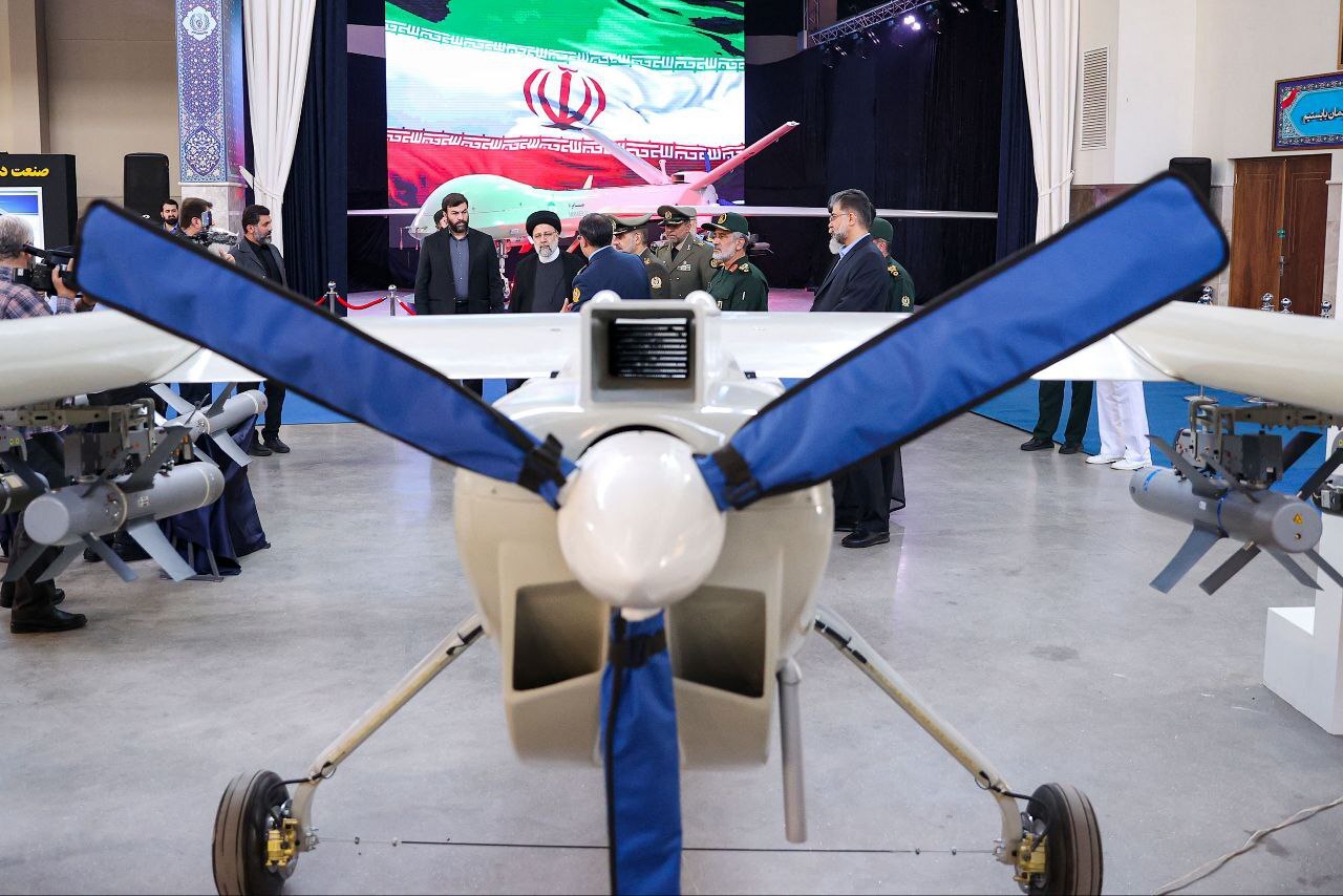 بازدید یک‌ونیم ساعته رئیس‌جمهور از نمایشگاه آخرین دستاوردهای فناورانه وزارت دفاع