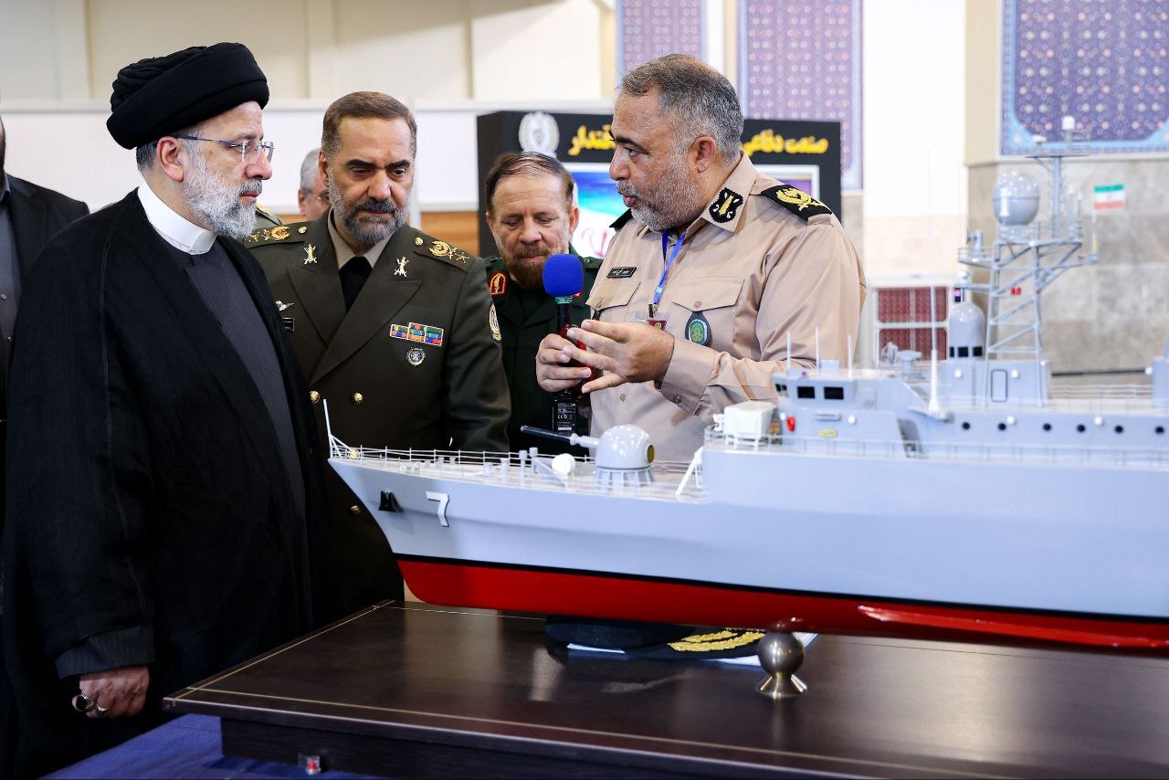 بازدید یک‌ونیم ساعته رئیس‌جمهور از نمایشگاه آخرین دستاوردهای فناورانه وزارت دفاع